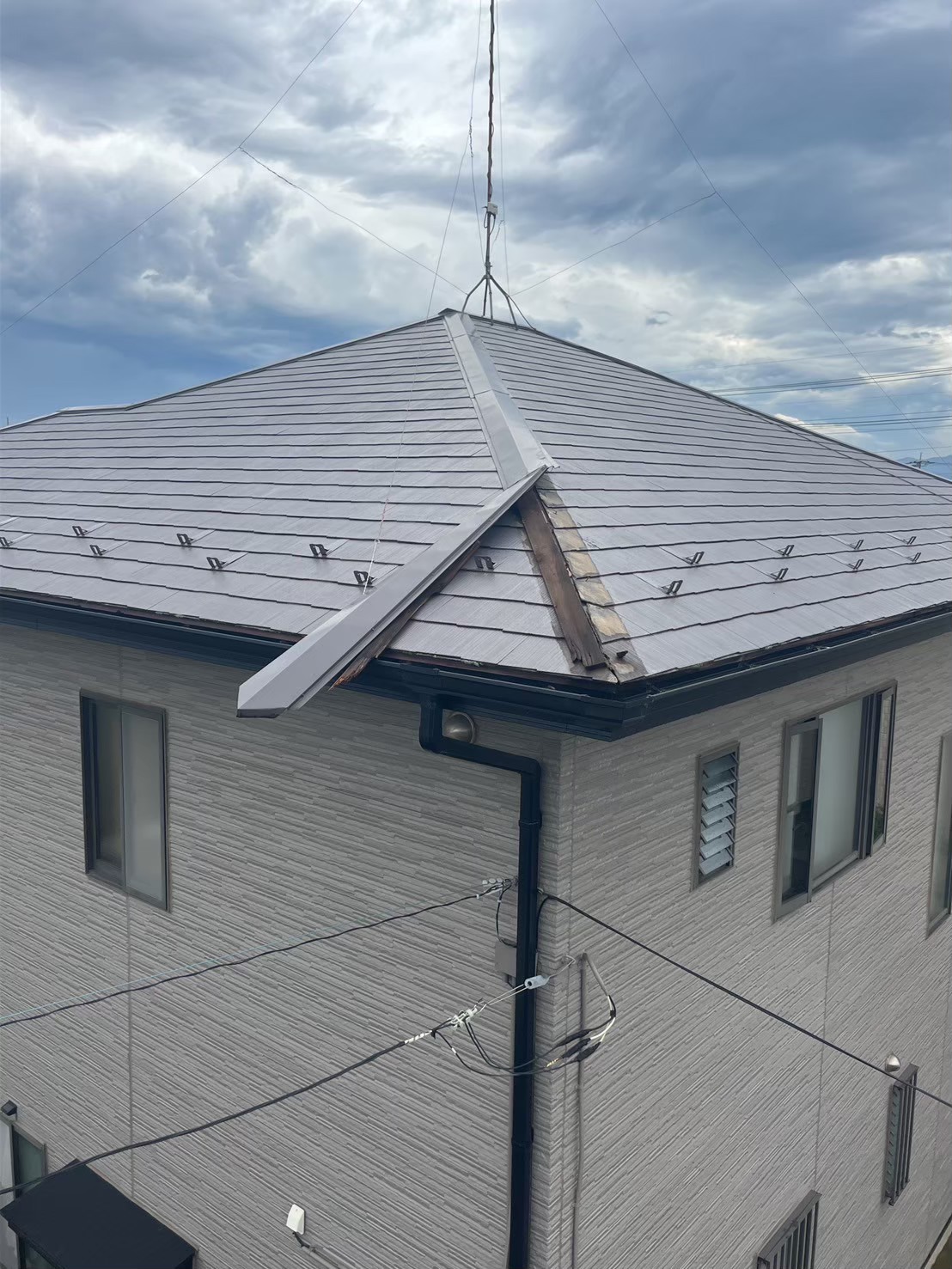 棟部の損傷範囲と固定不良の状況を把握